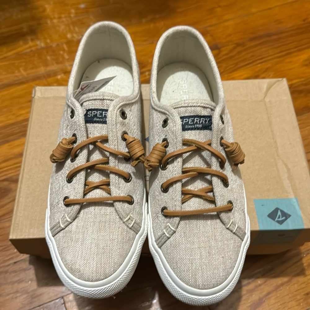 Sperry top sider size 8. Box is from another pair but will ship in these.